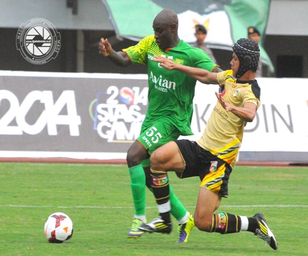 Gambar Foto Emmanuel Kenmogne Persebaya Surabaya di Peringkat Tujuh dengan Perolehan 2 Gol
