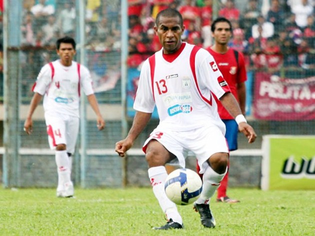 Gambar Foto Ian Louis Kabes Persipura Jayapura di Peringkat Sepuluh dengan Perolehan 2 Gol