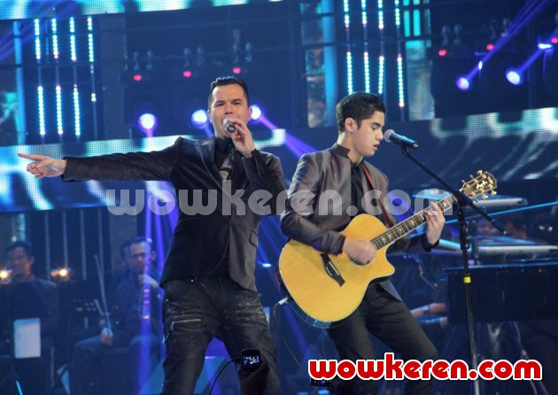 Gambar Foto Penampilan Al Ghazali dan Ahmad Dhani Saat Bawakan 'Twist and Shout'