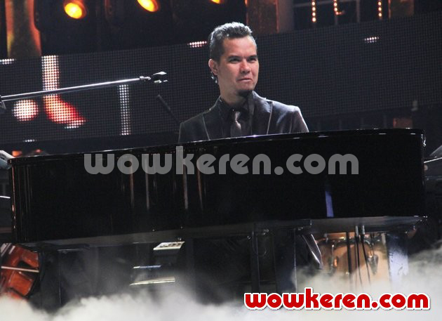 Gambar Foto Penampilan Ahmad Dhani di Konser 'Masterpiece'