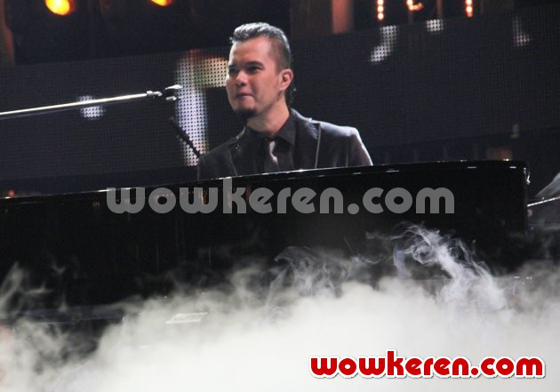 Gambar Foto Penampilan Ahmad Dhani di Konser 'Masterpiece'