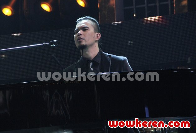 Gambar Foto Penampilan Ahmad Dhani di Konser 'Masterpiece'