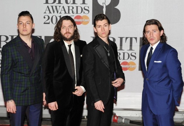 Gambar Foto Arctic Monkeys di Red Carpet BRIT Awards 2014