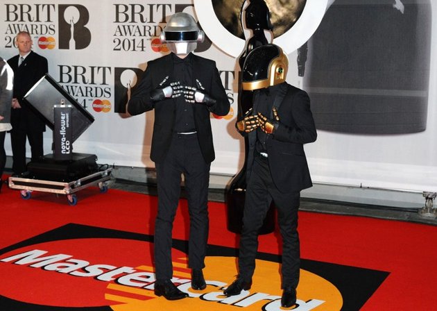 Gambar Foto Daft Punk di Red Carpet BRIT Awards 2014