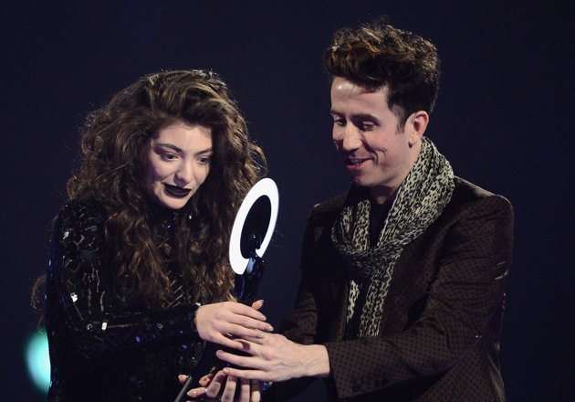 Gambar Foto Nick Grimshaw Berikan Piala International Female Solo Artist pada Lorde