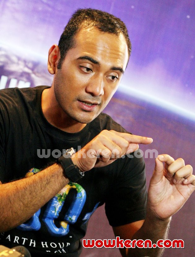 Gambar Foto Ario Bayu Saat Jumpa Pers 'EarthHour 60+'