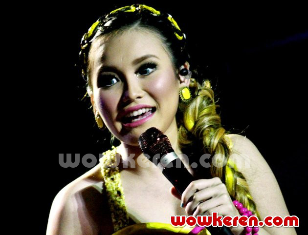 Gambar Foto Ayu Ting Ting Saat Tampil di Konser 'Main Hati'