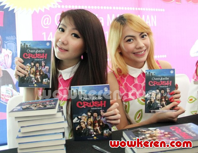 Gambar Foto Ryn dan Kezia Cherry Belle Saat Rilis Novel 'Crush'