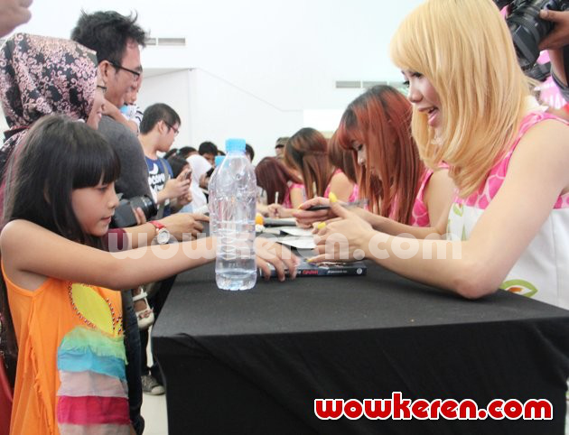 Gambar Foto Cherry Belle Saat Rilis Novel 'Crush'