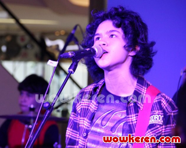 Gambar Foto Dul Jaelani Lucky Laki Saat Tampil di Acara Seminar Nova dan Windows 8.1