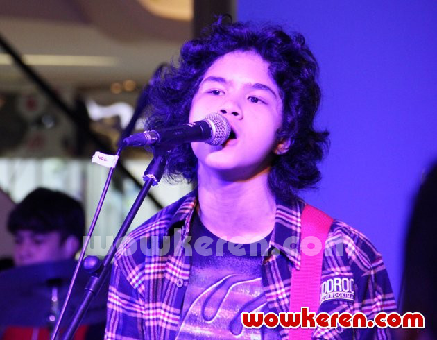Gambar Foto Dul Jaelani Lucky Laki Saat Tampil di Acara Seminar Nova dan Windows 8.1