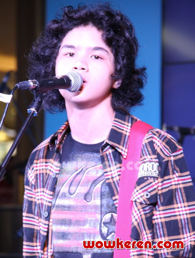 Gambar Foto Dul Jaelani Lucky Laki Saat Tampil di Acara Seminar Nova dan Windows 8.1
