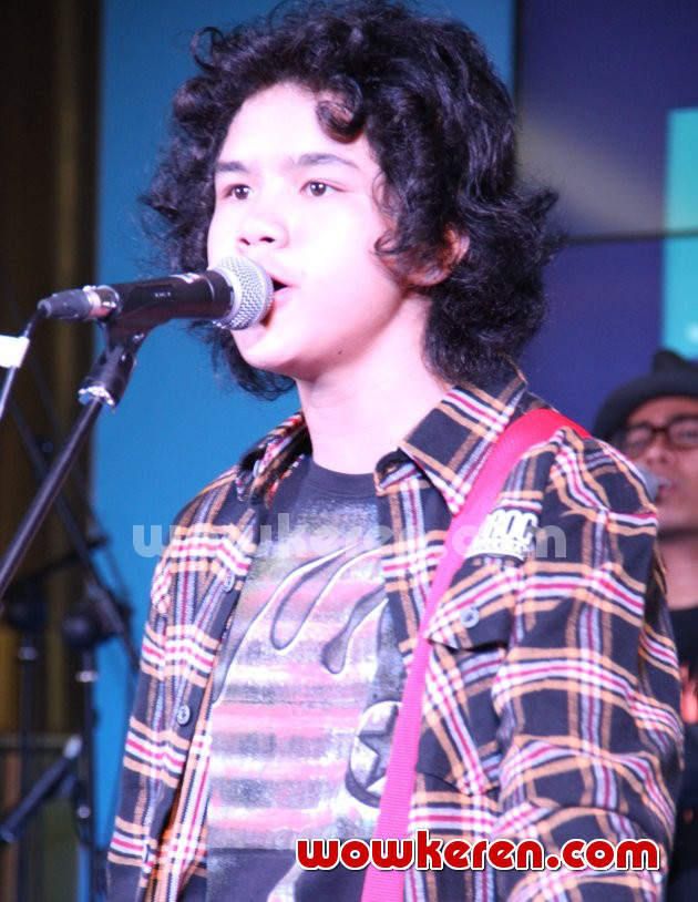 Gambar Foto Dul Jaelani Lucky Laki Saat Tampil di Acara Seminar Nova dan Windows 8.1