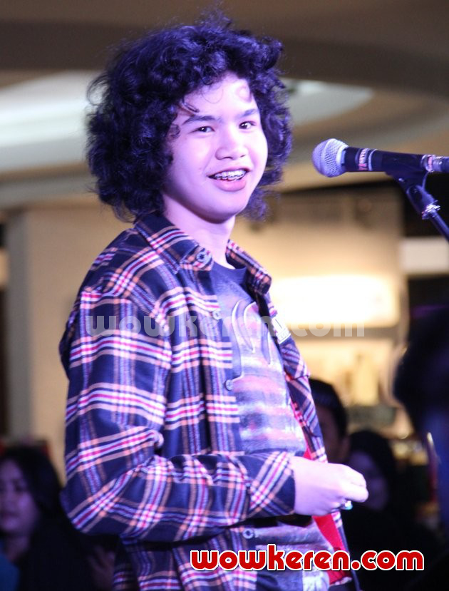 Gambar Foto Dul Jaelani Lucky Laki Saat Tampil di Acara Seminar Nova dan Windows 8.1