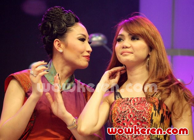 Gambar Foto Ayu Dewi dan Rina Nose di Acara 'Buka-Bukaan'