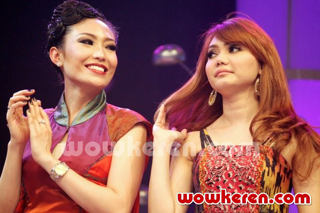 Gambar Foto Ayu Dewi dan Rina Nose di Acara 'Buka-Bukaan'