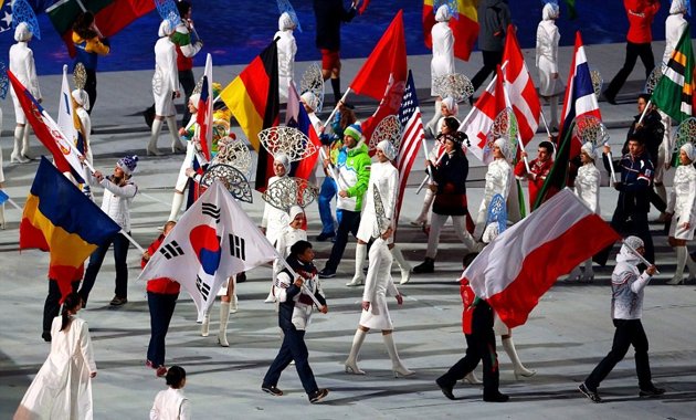 Gambar Foto Atlet Negara Peserta Olimpiade Ikut Meramaikan Acara Penutupan