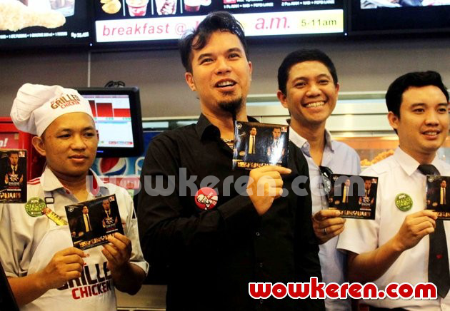 Gambar Foto Ahmad Dhani Saat Ditemui di KFC Kemang