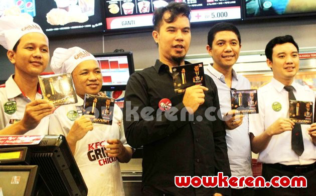 Gambar Foto Ahmad Dhani Saat Ditemui di KFC Kemang