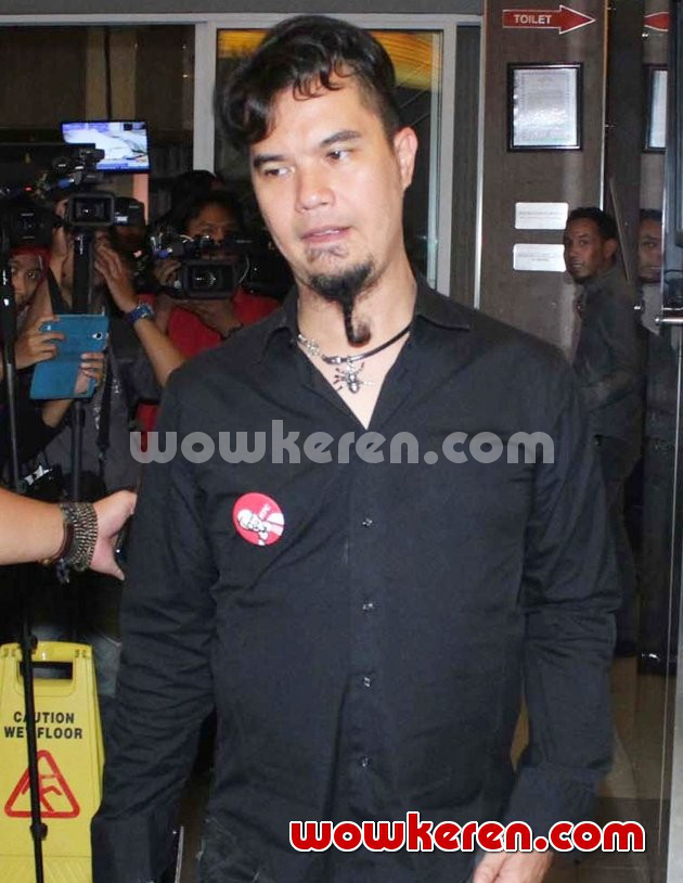 Gambar Foto Ahmad Dhani Saat Ditemui di KFC Kemang