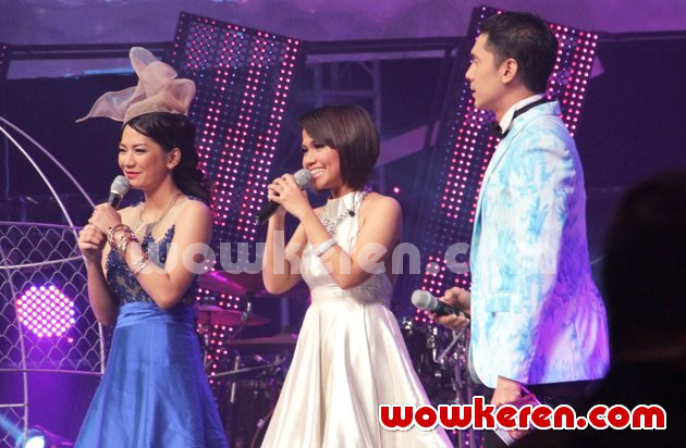 Gambar Foto Adi Nugroho Bersama kedua Grand Finalis New AFI 2013