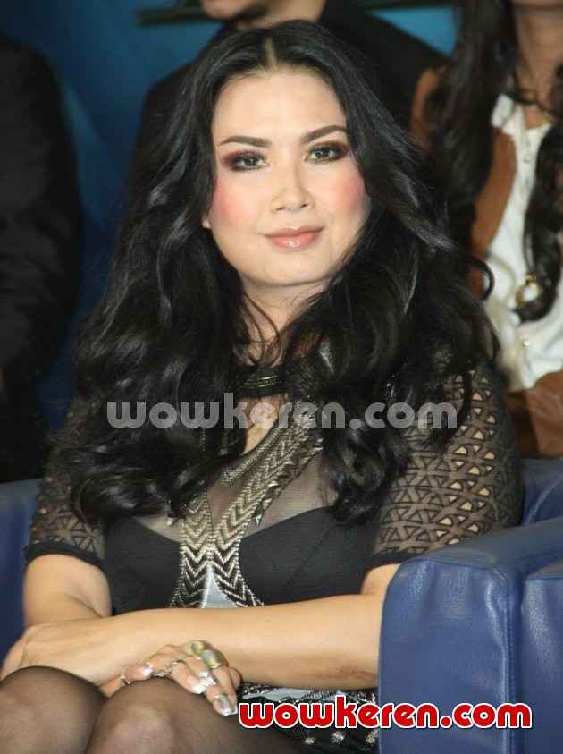 Gambar Foto Titi DJ Saat Jumpa Pers Indonesian Idol 2014
