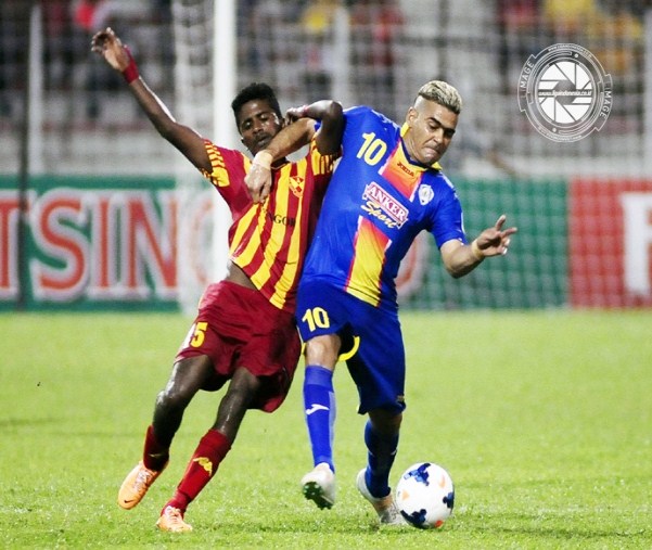 Gambar Foto Cristian Gonzales Saat Berebut Bola dengan K. Gurusamy