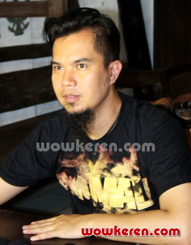 Gambar Foto Ahmad Dhani Saat Menggelar Jumpa Pers di Kediamannya