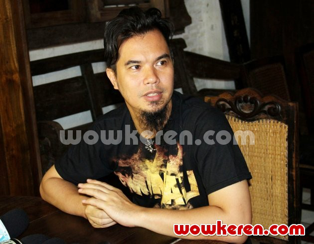 Gambar Foto Ahmad Dhani Saat Menggelar Jumpa Pers di Kediamannya