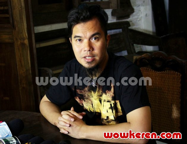 Gambar Foto Ahmad Dhani Saat Menggelar Jumpa Pers di Kediamannya