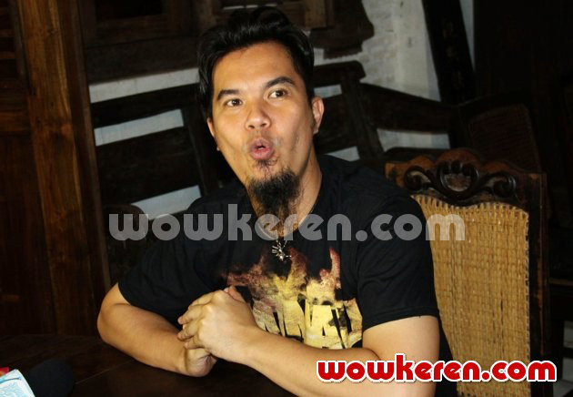 Gambar Foto Ahmad Dhani Saat Menggelar Jumpa Pers di Kediamannya