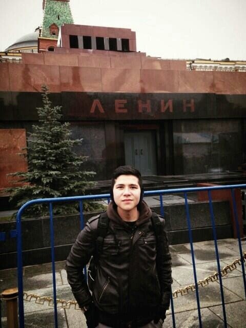 Gambar Foto Haykal Kamil di Depan Lenin Mausoleum