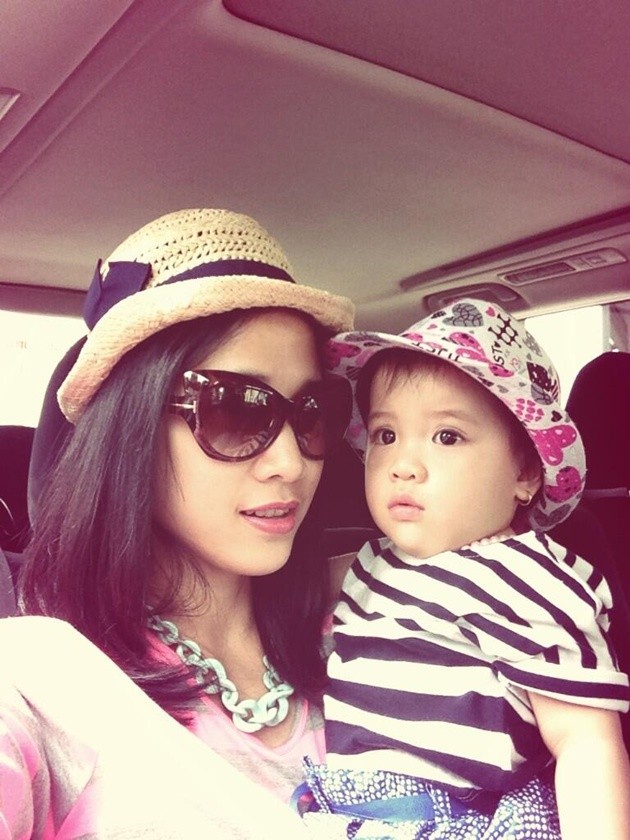 Gambar Foto Fanny Fabriana Berpose dengan Kimora