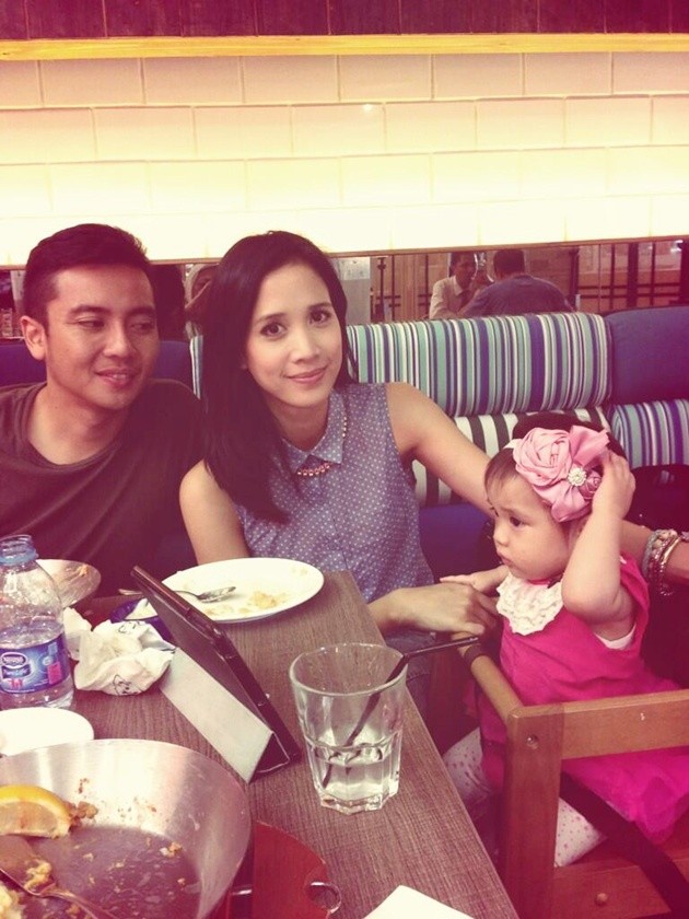 Gambar Foto Fanny Fabriana dan Keluarga Kecilnya