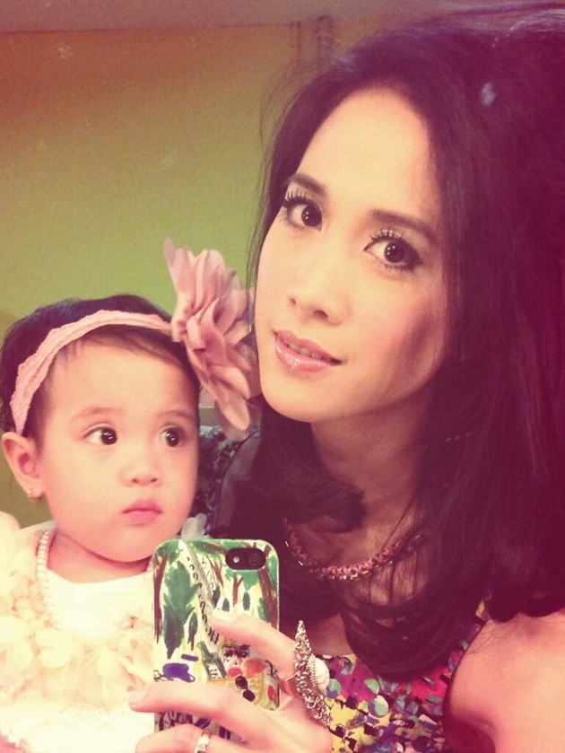 Gambar Foto Fanny Fabriana Berpose dengan Kimora