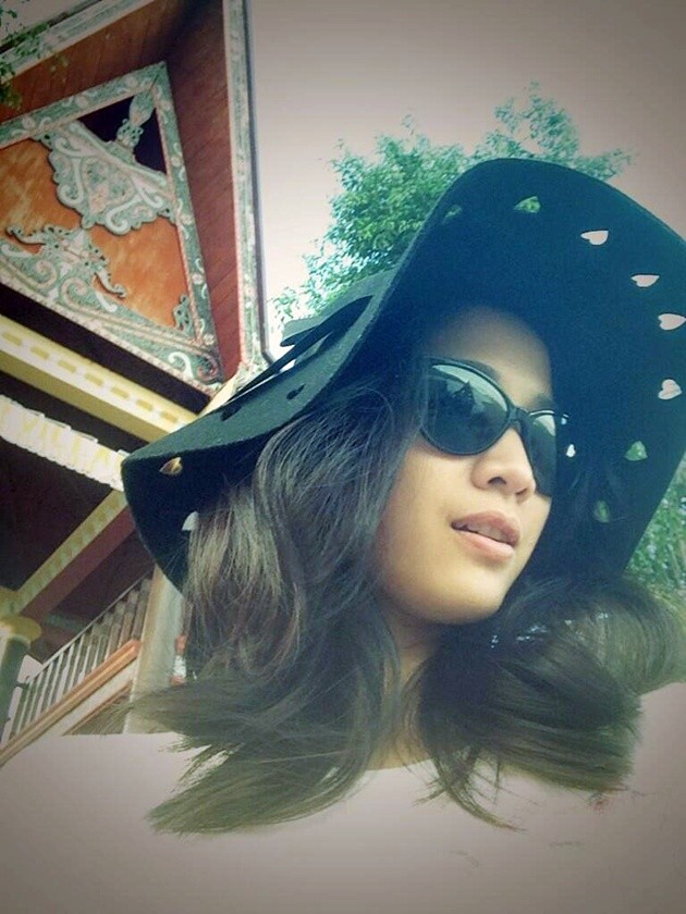 Gambar Foto Fanny Fabriana di Depan Samosir Villa Resort