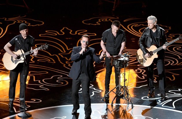 Gambar Foto U2 Nyanyikan Lagu 'Ordinary Love' di Panggung Oscar 2014
