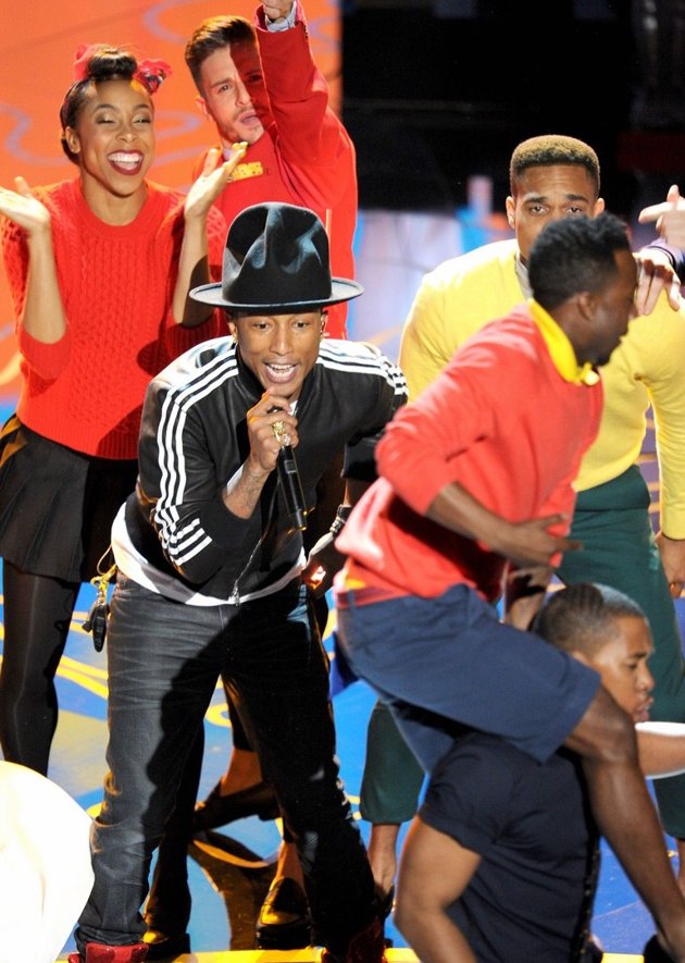 Gambar Foto Pharrell Williams Saat Nyanyikan Lagu 'Happy'
