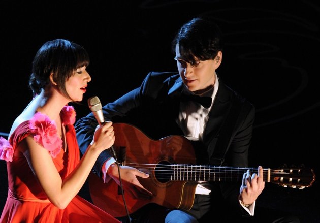 Gambar Foto Penampilan Karen O dan Ezra Koenig di Oscar 2014