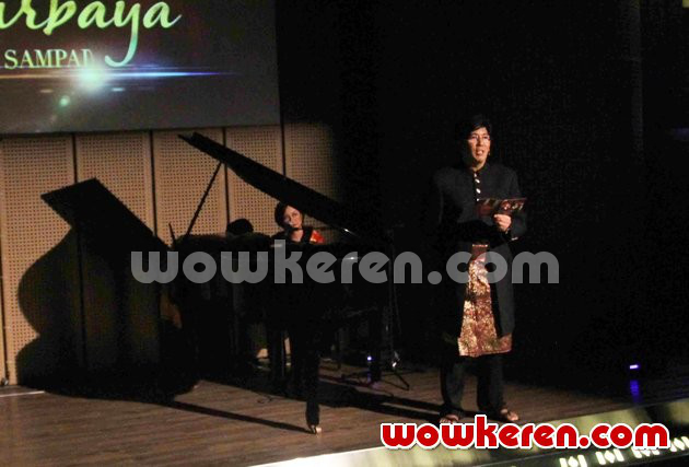 Gambar Foto Denny Malik Saat Latihan Teater Musikal 'Siti Nurbaya'