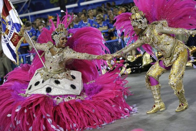 Gambar Foto Penampilan Penari dari Sekolah Samba Uniao da Ilha