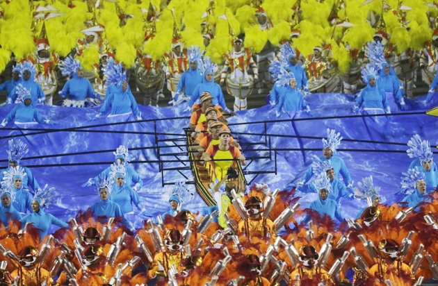 Gambar Foto Peserta Karnaval Gunakan Tema Olahraga Dayung