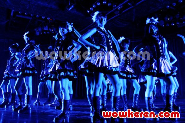 Gambar Foto JKT48 Saat Nyanyikan Lagu Terbaru 'Flying Get'