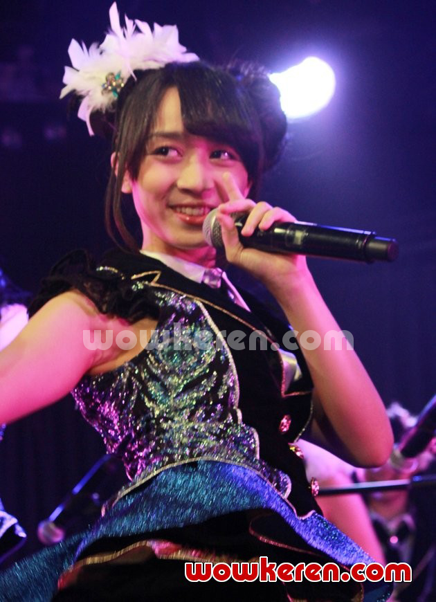 Gambar Foto Achan JKT48 Saat Nyanyikan Lagu Terbaru 'Flying Get'