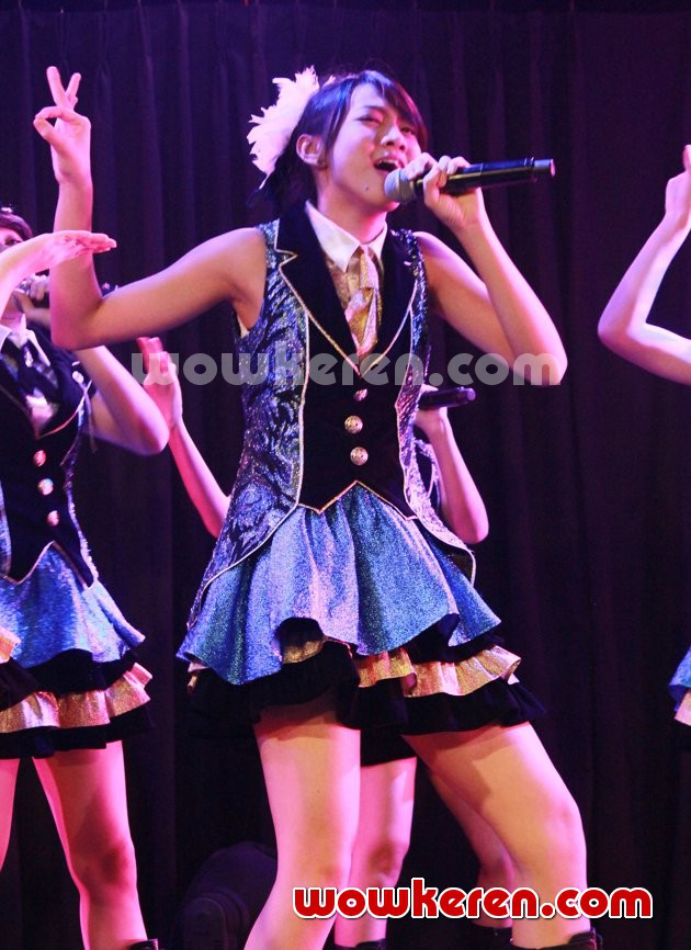 Gambar Foto Shania JKT48 Saat Nyanyikan Lagu Terbaru 'Flying Get'