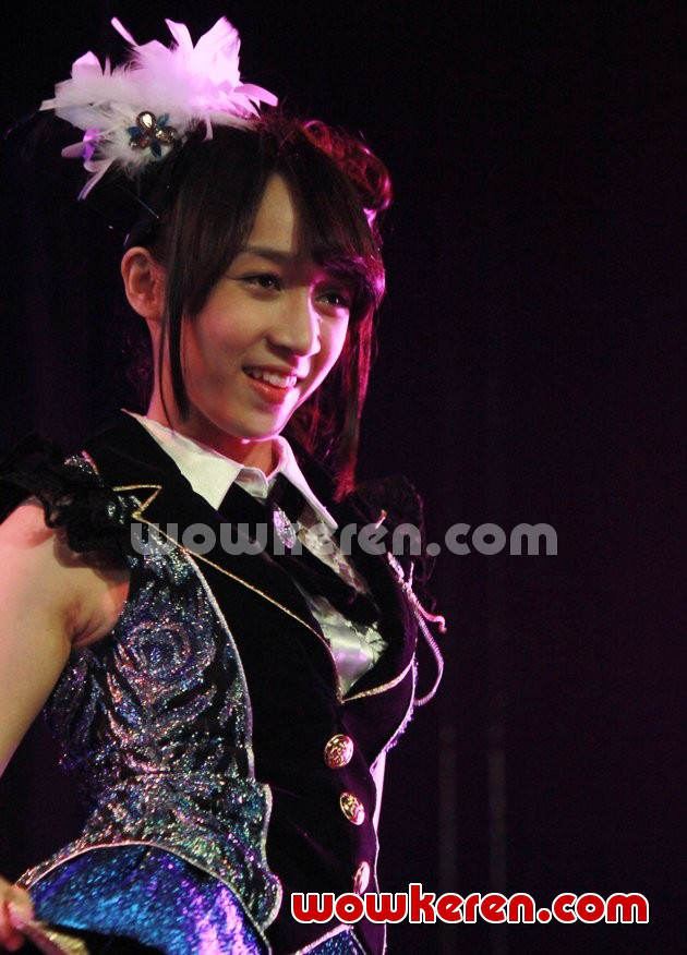 Gambar Foto Achan JKT48 Saat Nyanyikan Lagu Terbaru 'Flying Get'