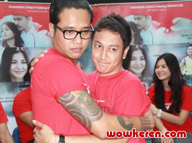 Gambar Foto Gofar Hilman dan Dimas Anggara di Premiere Film 'Aku Cinta Kamu'