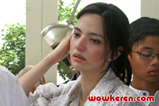 Gambar Foto Nia Ramadhani Terpukul dengan Kepergian Ayahnya