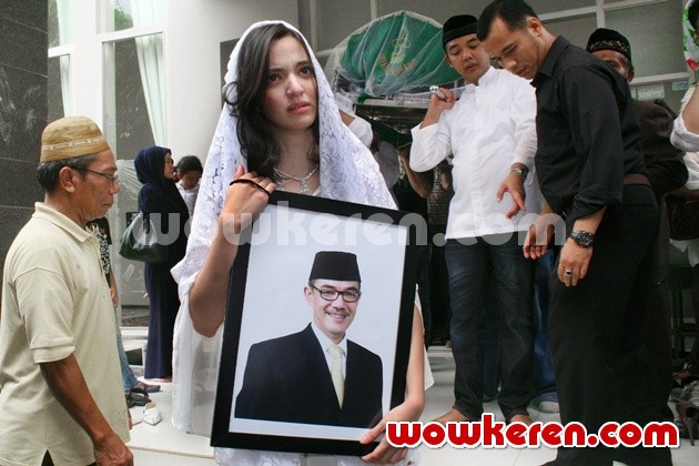 Gambar Foto Nia Ramadhani Terpukul dengan Kepergian Ayahnya