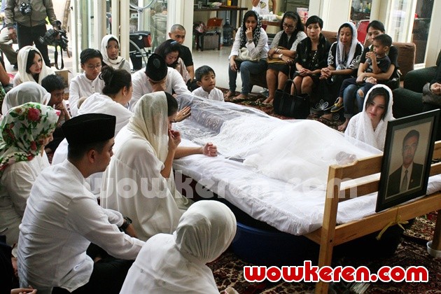 Gambar Foto Nia Ramadhani Terpukul dengan Kepergian Ayahnya